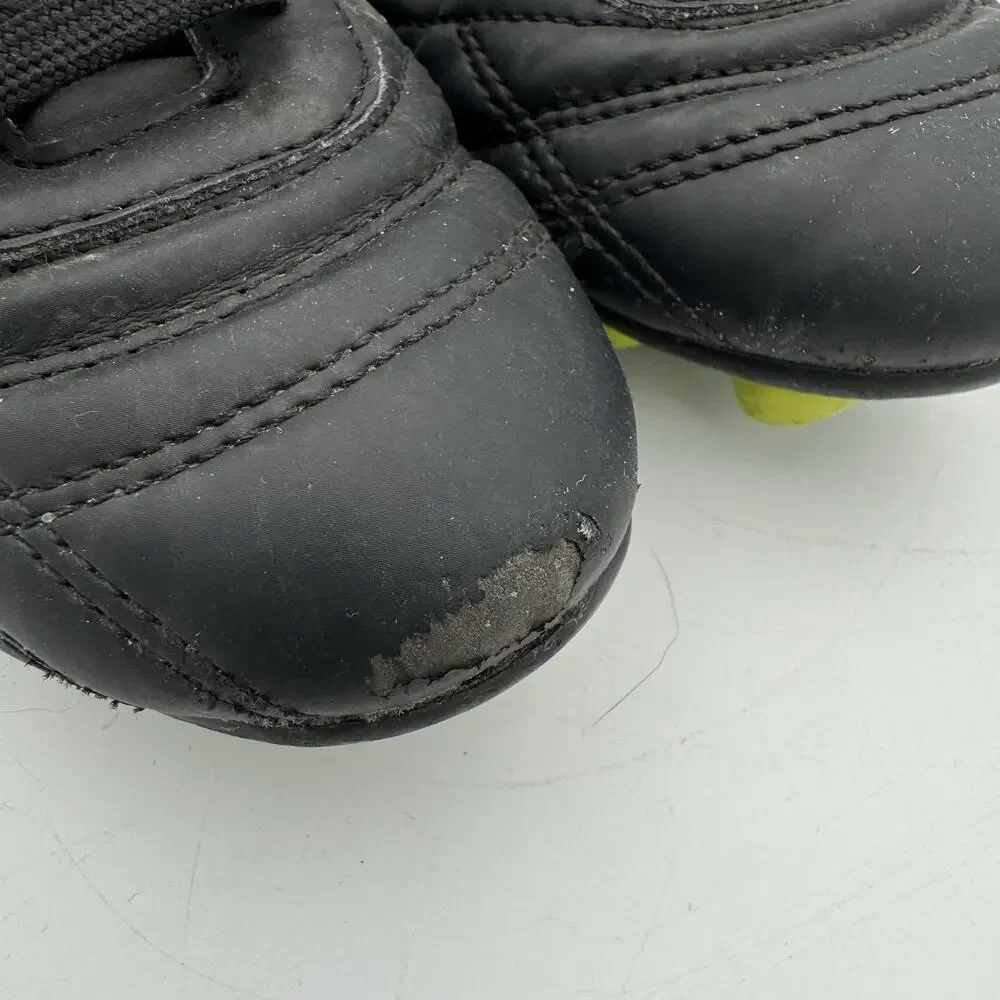 Umbro Youth Soccer Cleats Black White FG Size 11 Molded Studs UMT4005